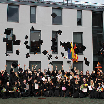Ihren Studienabschluss feiern die litauischen Absolventinnen und Absolventen der Kolping-Hochschule in Kaunas gebührend in den Verbandsfarben.