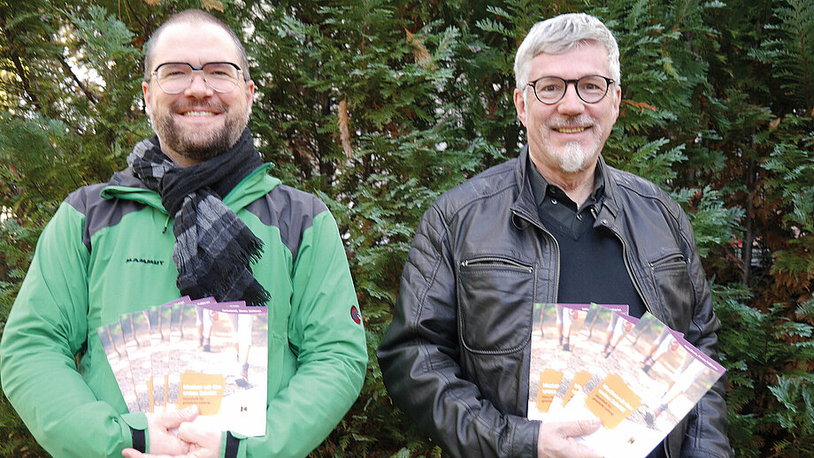 Tobias Kanngießer, links, und Diözesanpräses Peter Jansen, rechts im Bild halten das neue Ideenheft des Kolpingwerkes DV Köln